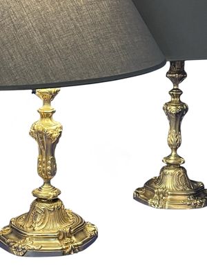 Paire De Flambeaux Montés En Lampes, En Bronze Doré. Style Louis XV. Epoque XIXè Siècle  Pair Of Candlesticks Mounted As Lamps, In Gilt Bronze. Louis XV Style. 19th Century Period Paire De Flambeaux Montés En Lampes, En Bronze Doré. Style Louis XV. Epoque XIXè Siècle  Pair Of Candlesticks Mounted As Lamps, In Gilt Bronze. Louis XV Style. 19th Century Period