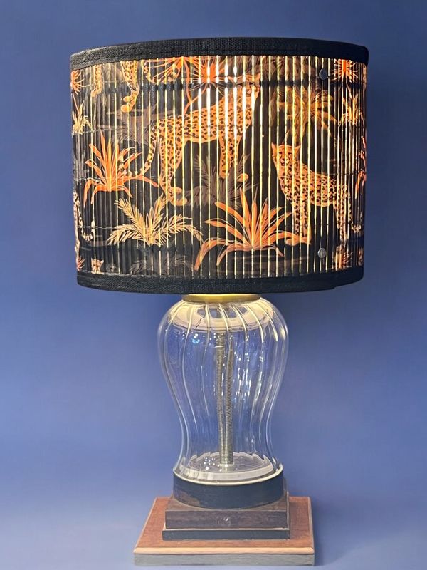 Lampe En Verre Torsadée, Epoque XXè Siècle  Twisted Glass Lamp, 20th Century Period