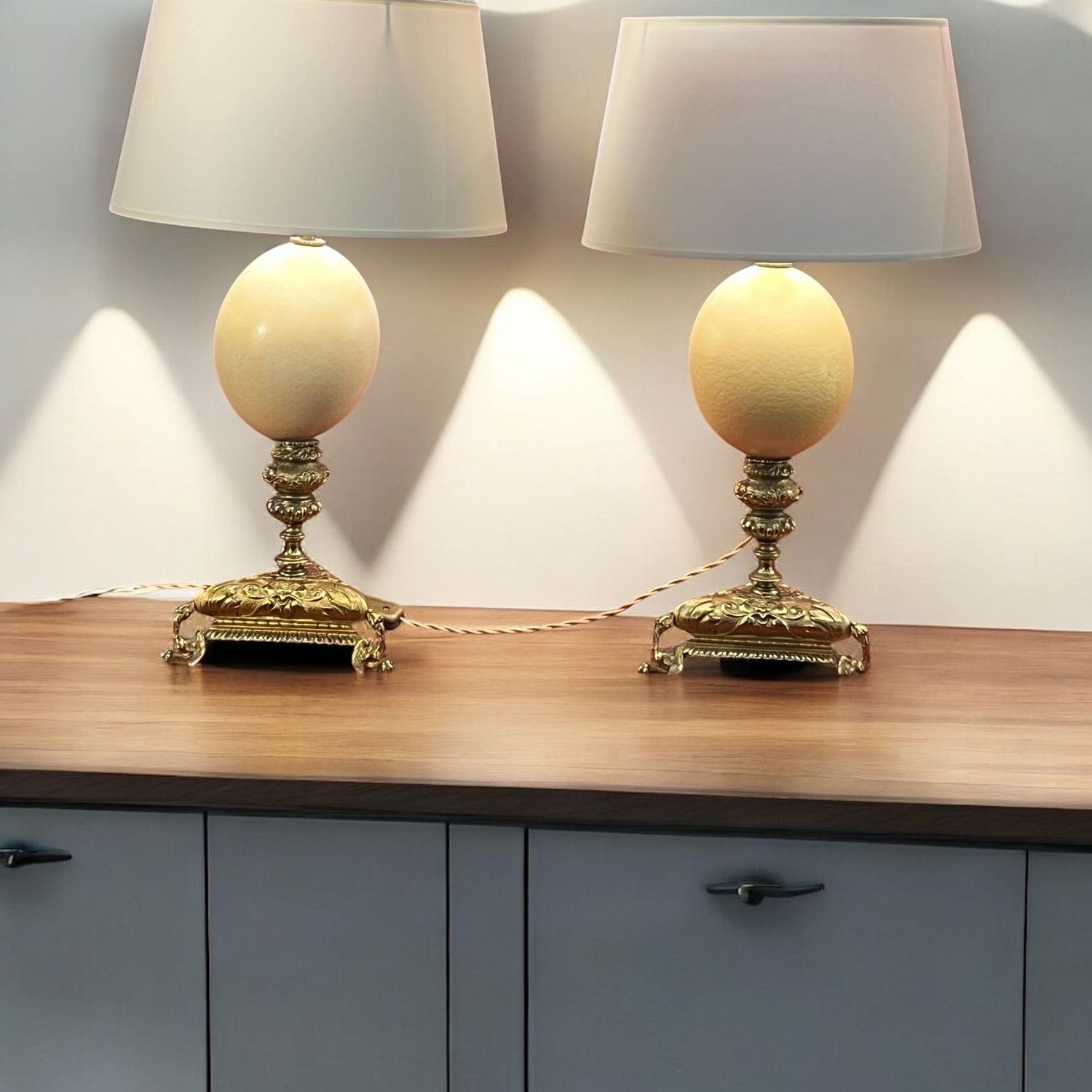 Paire De Lampes , œuf D’autruche .  Pair Of Lamps, Ostrich Egg.