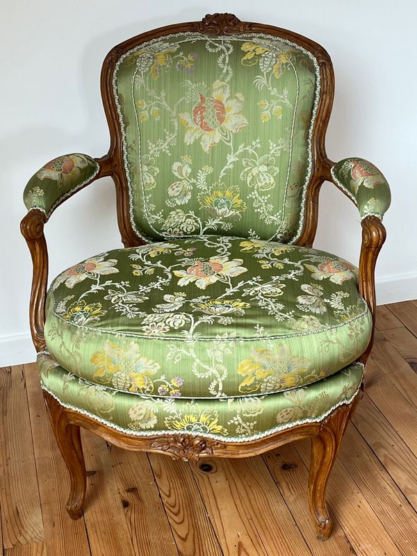 Fauteuil à coussin, Epoque Louis XV. Estampillé. Armchair With Cushion, Louis 15 Period, Stamped Michard