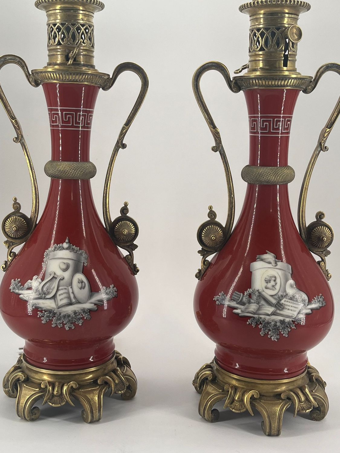 Paire De Lampes , Décor Aux Chérubins En Grisaille. Epoque Napoléon III  Pair Of Lamps, Decorated With Cherubs In Grisaille. Napoleon III Period