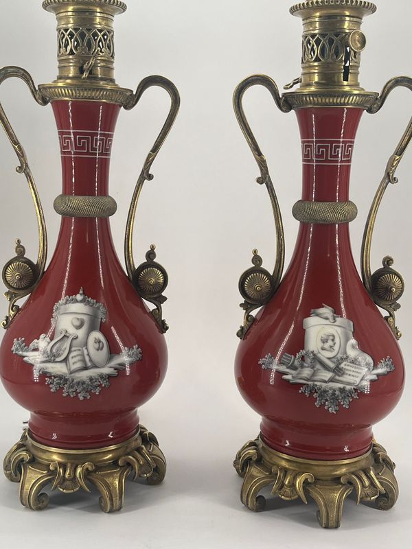 Paire De Lampes , Décor Aux Chérubins En Grisaille. Epoque Napoléon III  Pair Of Lamps, Decorated With Cherubs In Grisaille. Napoleon III Period