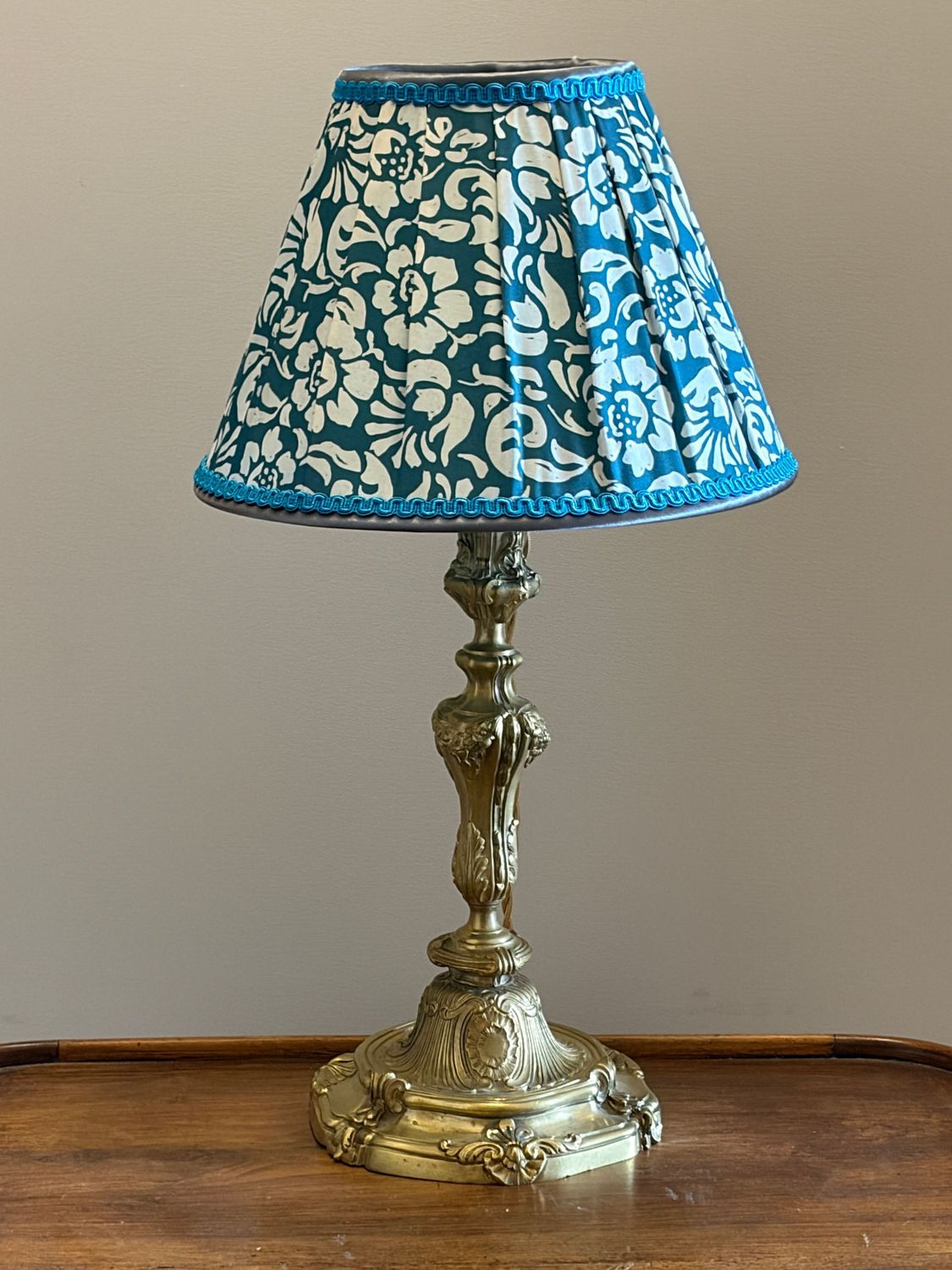 Bougeoir , d'une paire divisée, en bronze doré, monté en lampe .Epoque 19è siècle Candleholder, Part Of A Split Pair, Made Of Gilded Bronze, Mounted As A Lamp. 19th Century Bougeoir , d'une paire divisée, en bronze doré, monté en lampe .Epoque 19è siècle Candleholder, Part Of A Split Pair, Made Of Gilded Bronze, Mounted As A Lamp. 19th Century