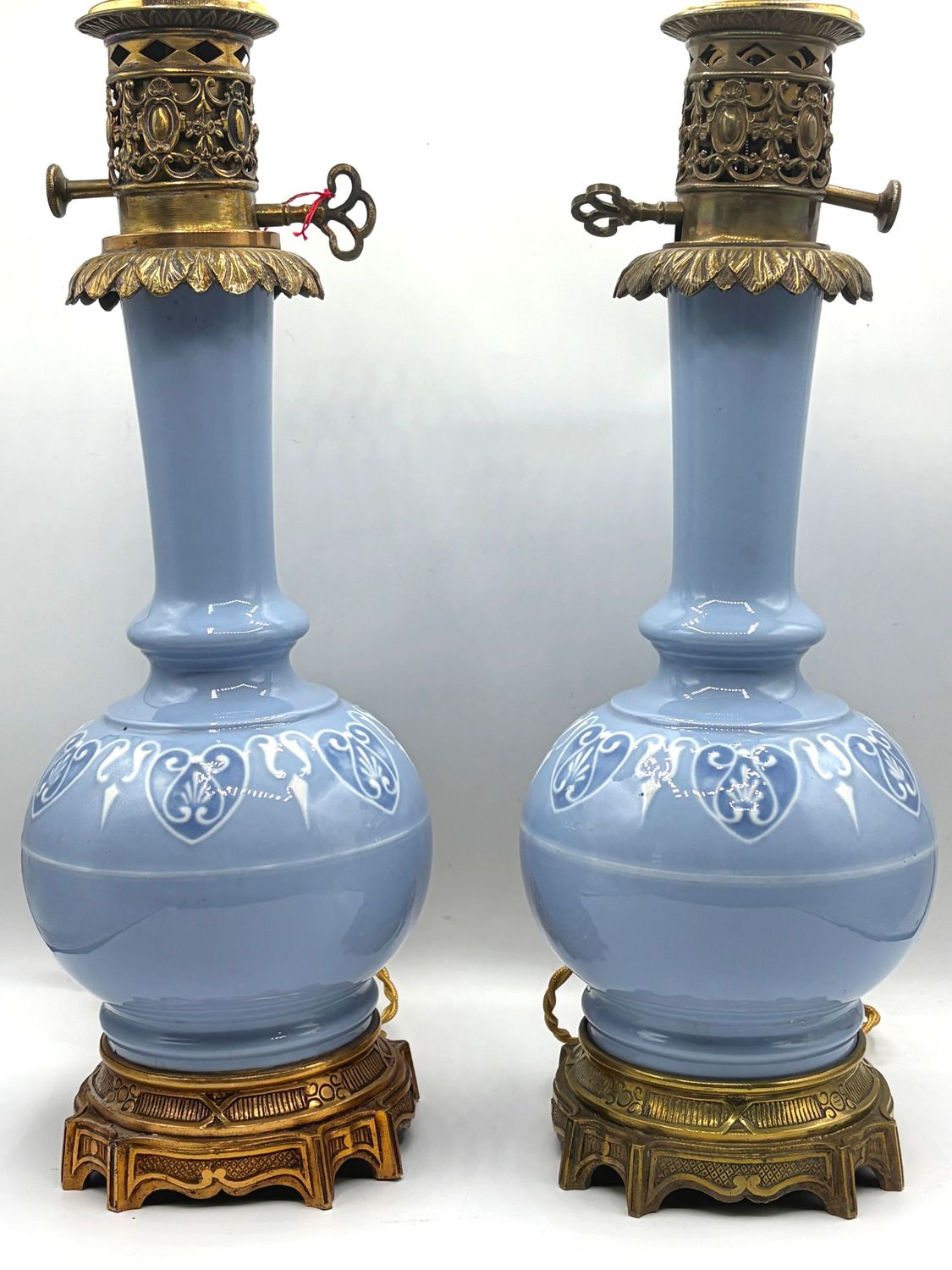Paire de lampes en porcelaine. Style Art Déco Pair Of Porcelain Lamps. Art Deco Style