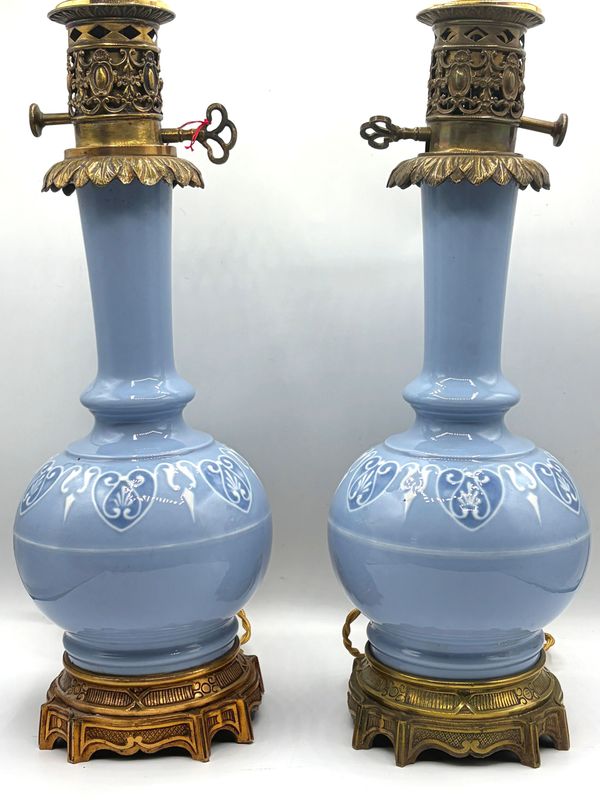 Paire de lampes en porcelaine. Style Art Déco Pair Of Porcelain Lamps. Art Deco Style Paire de lampes en porcelaine. Style Art Déco Pair Of Porcelain Lamps. Art Deco Style