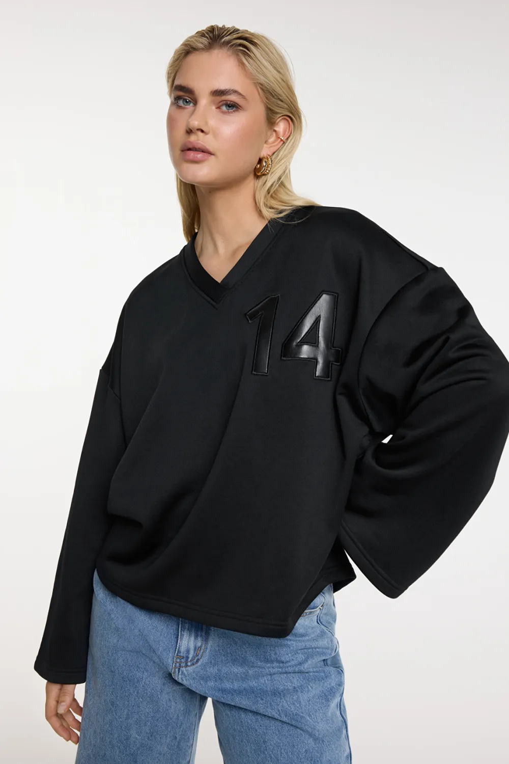 ladies knitted V-neck sweat top