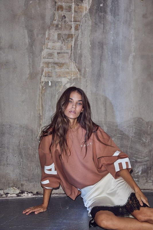 HAUTE L’AMITIÉ Maxi Split Logo Sweat Camel