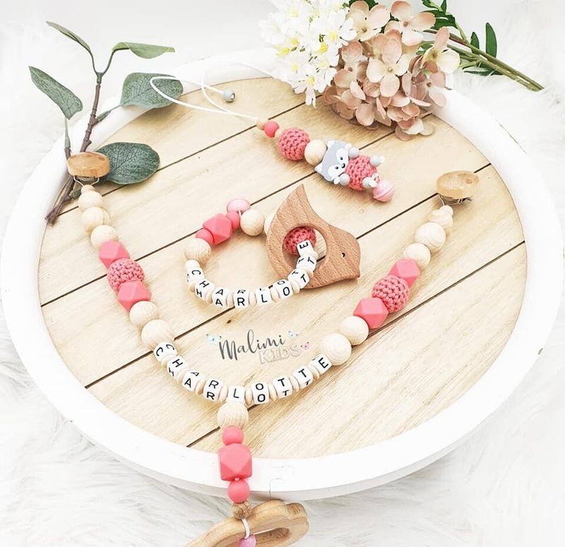 Kinderwagenkette/Babyschalenanhänger/Beißring Set Charlotte coral