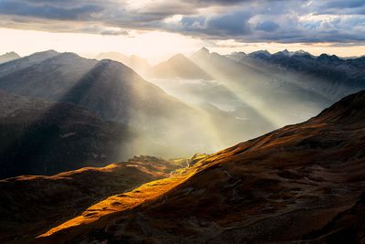 Atemberaubende Aussicht von der Alp Languard in Pontresina auf die Alpen im Oberengadin mit dramatischen Sonnenstrahlen 
