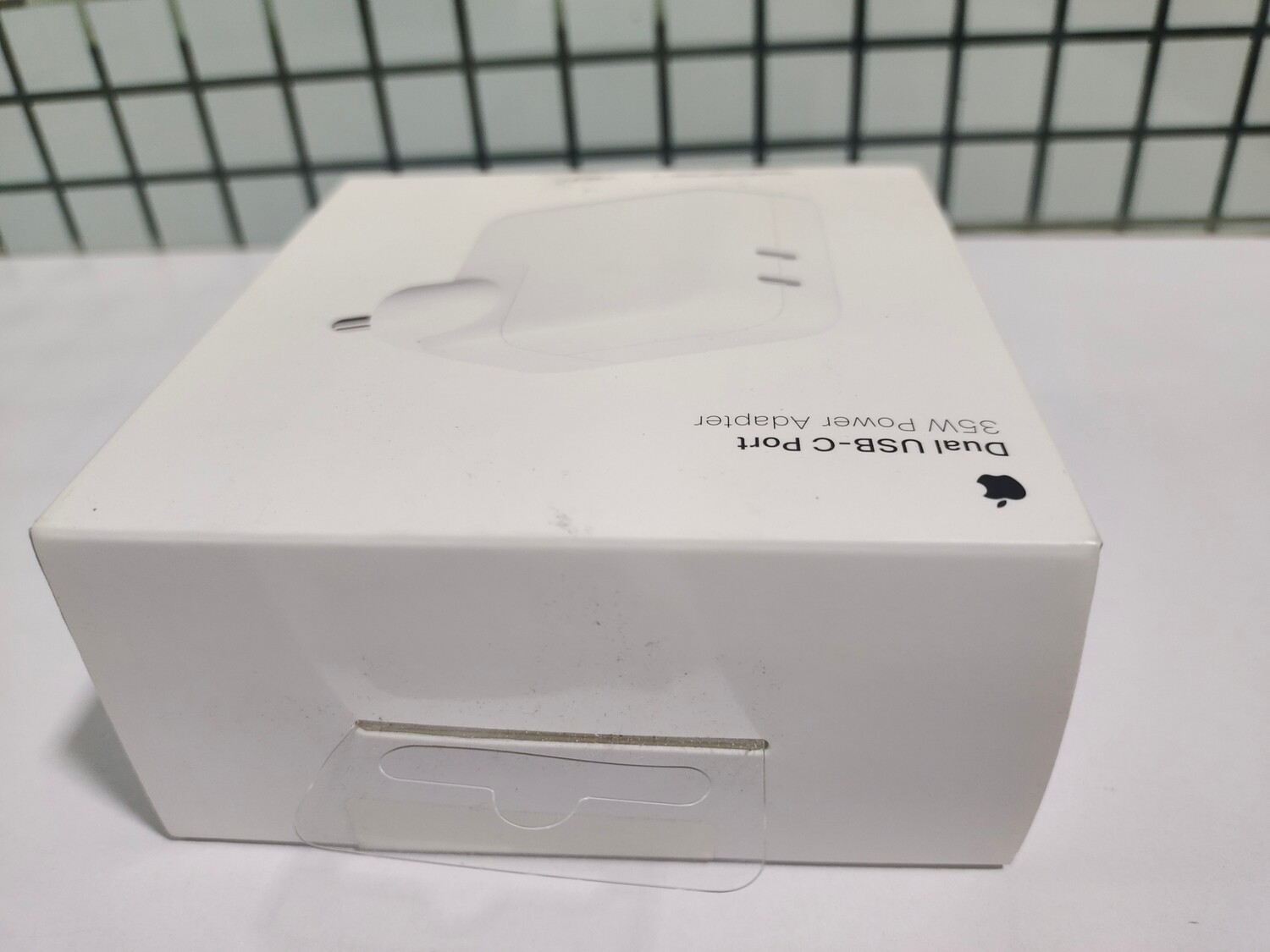 Apple 35W Dual USB-C Port Power Adapter Apple 35W Dual USB-C Port Power Adapter