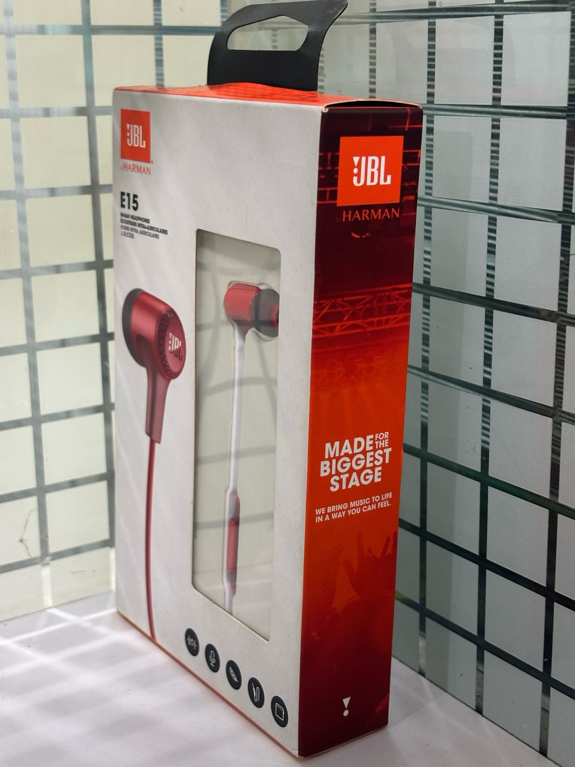 JBL E15 In-Ear Headphones with Mic, Red JBL E15 In-Ear Headphones with Mic, Red