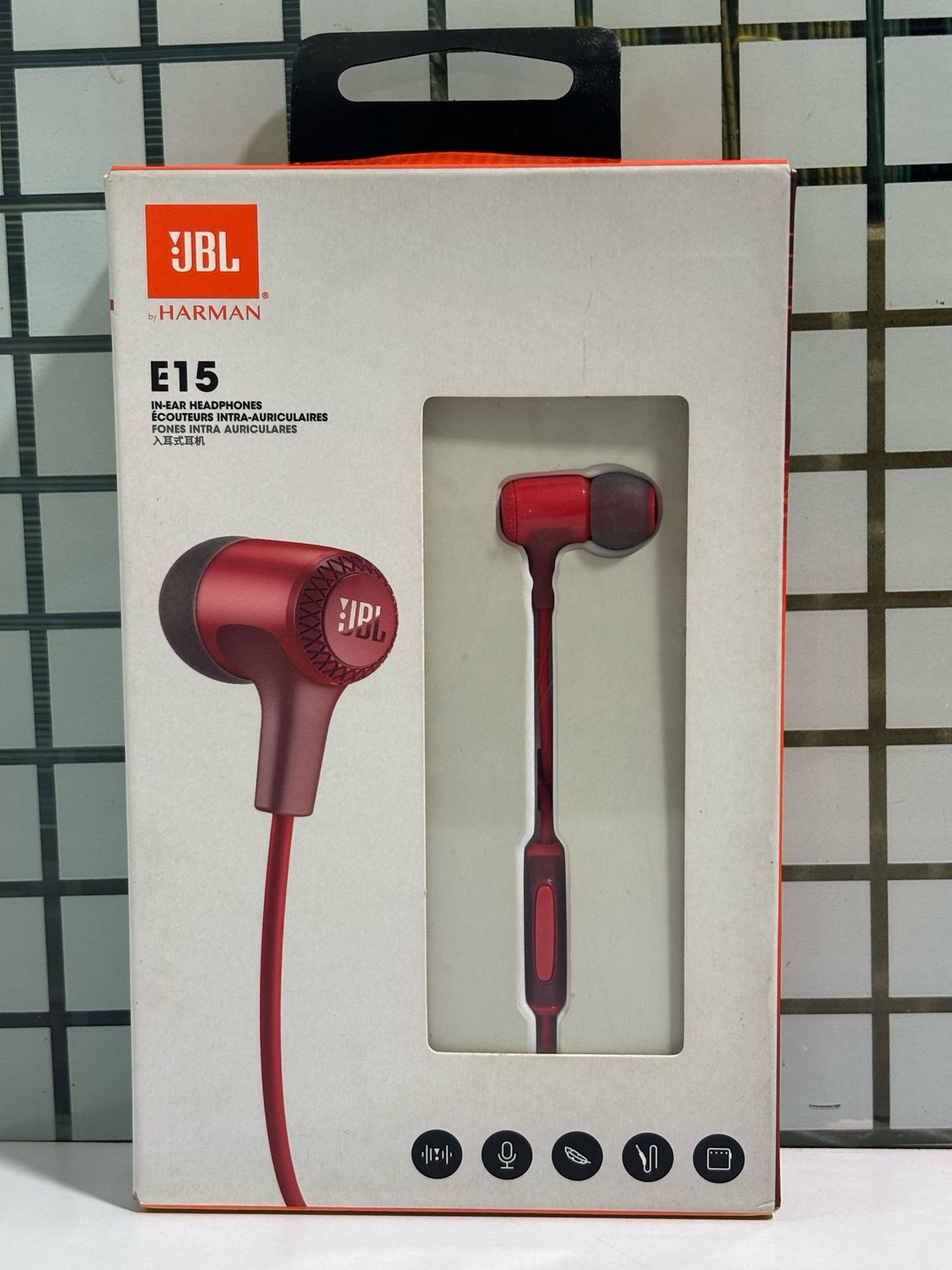 JBL E15 In-Ear Headphones with Mic, Red