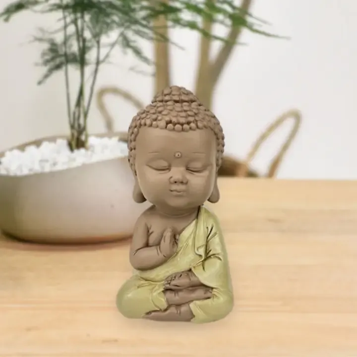 Boeddha beeldje gele toga- babymonnik in meditatie voor zensfeer