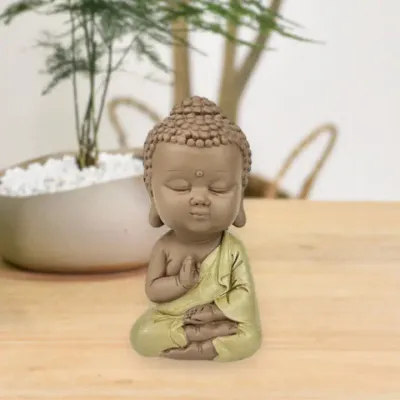 Boeddha beeldje gele toga- babymonnik in meditatie voor zensfeer
