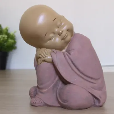 Boeddha beeld met hoofd op knie - roze beeldje voor rust, zachtheid &amp; decoratie
