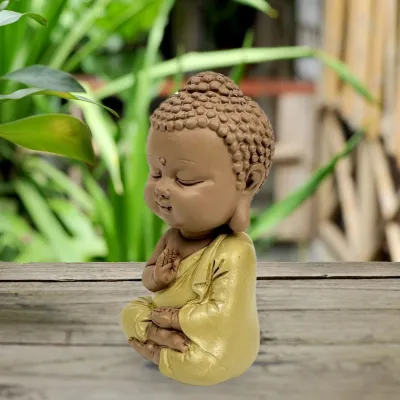 Boeddha beeldje gele toga- babymonnik in meditatie voor zensfeer