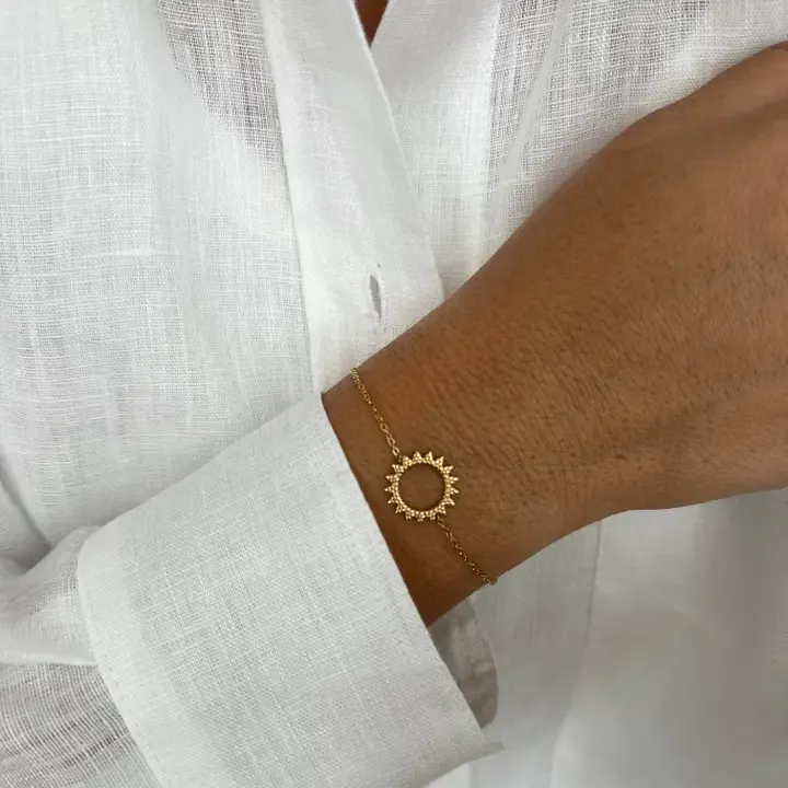 Gouden armband met zon- eenvoud met zonnige symboliek