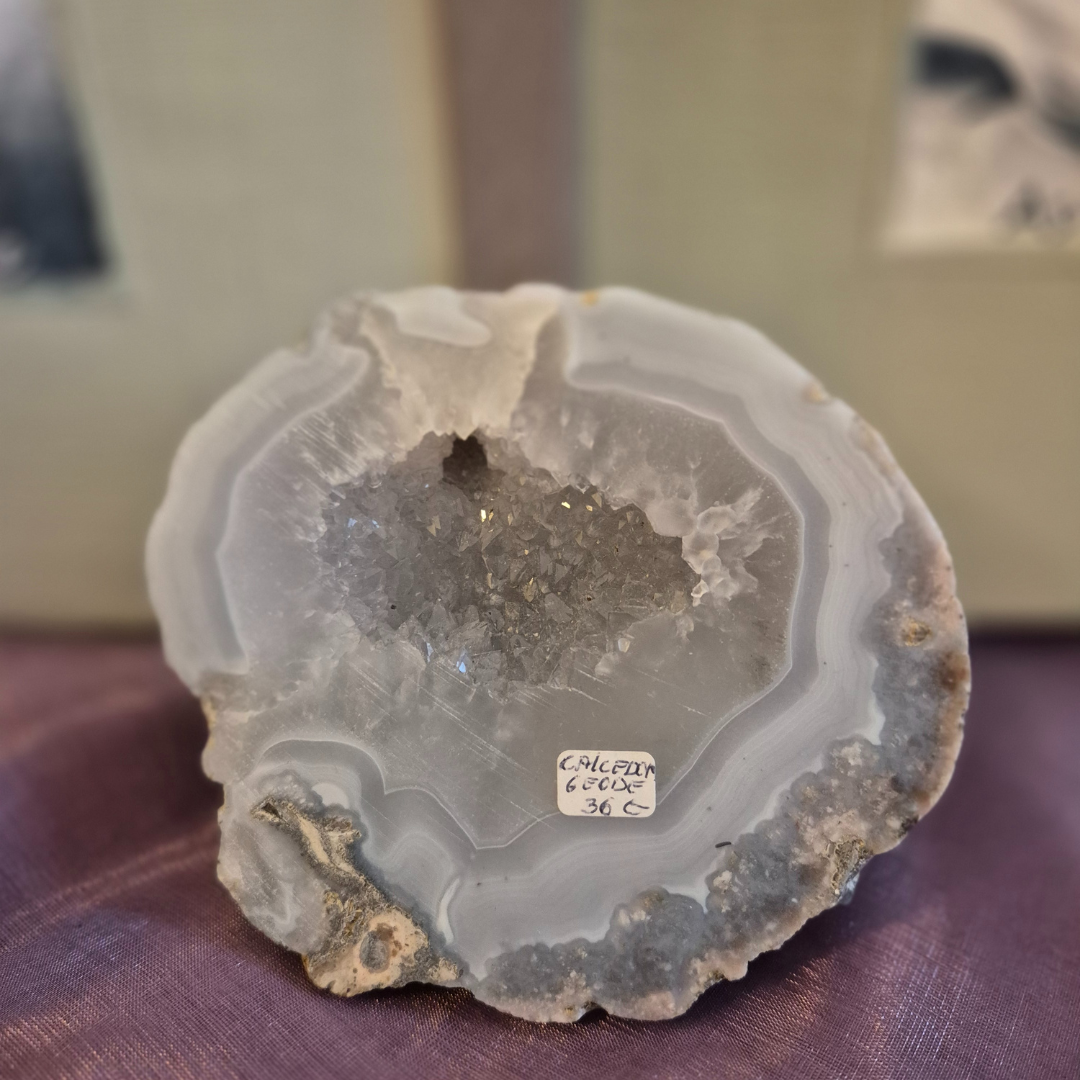 Blauwe calcedon geode - Voor innerlijke rust, communicatie &amp; creativiteit