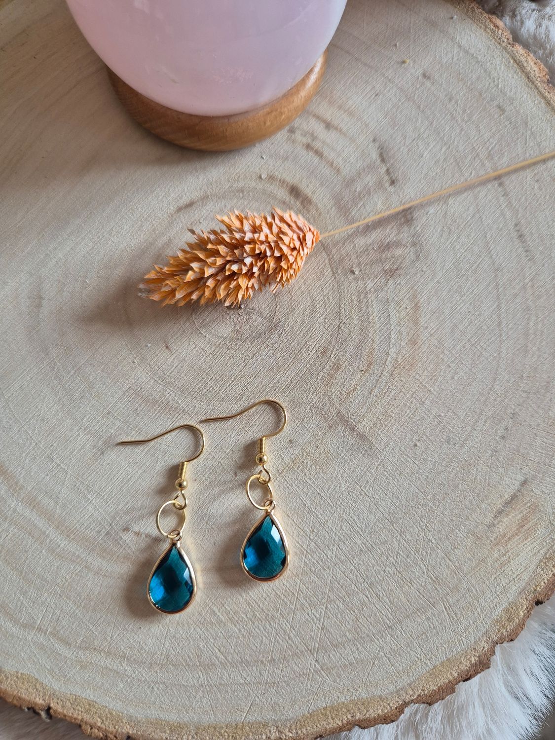 Oorbellen met blauwe glaskraal - licht &amp; uniek