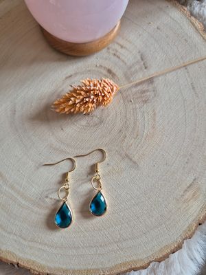 Oorbellen met blauwe glaskraal - licht &amp; uniek