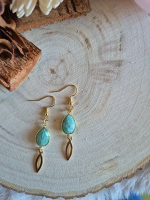 Edelsteen oorbellen met larimar - Goudkleurig, rustgevend en handgemaakt.