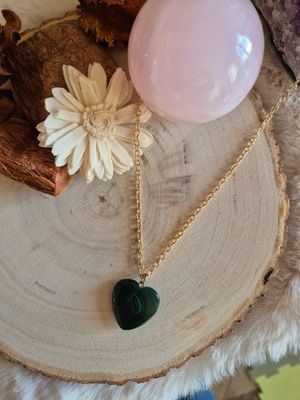 Ketting goudkleurig met edelsteen hartje MALACHIET