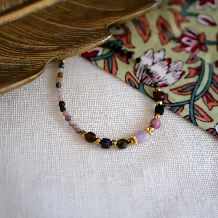 Edelsteen armband CALI met amethist &amp; toermalijn – Handgemaakt, goudkleurig &amp; beschermend