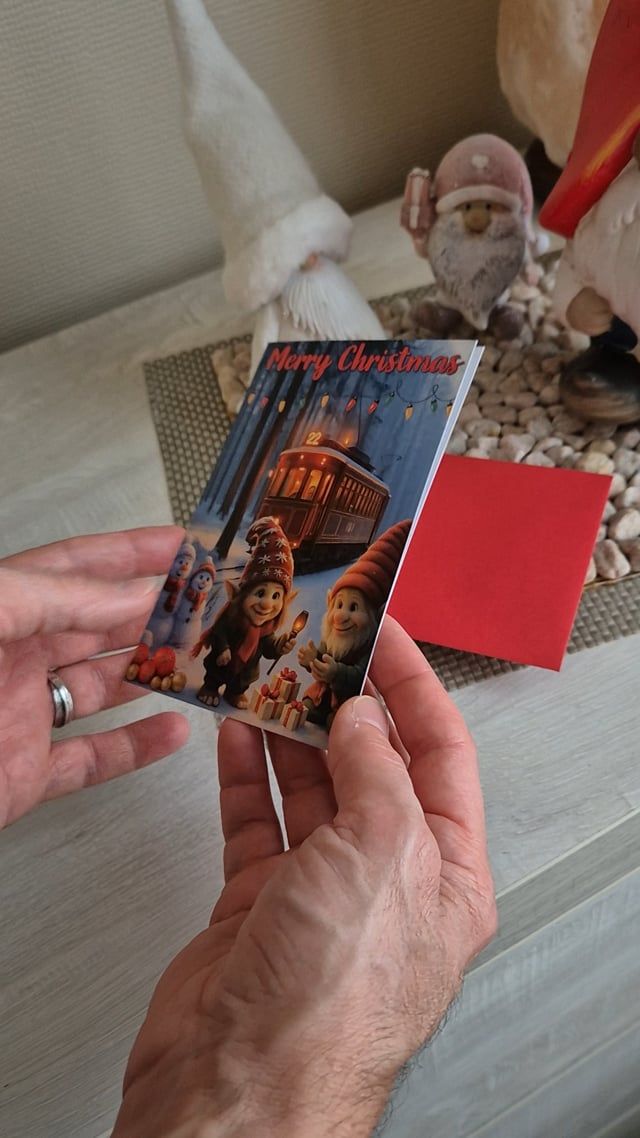 Wenskerstkaart Christmas Train – Trolletjes bij het vuur en de kersttrein