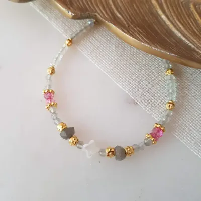 Edelsteen armband Livia met LABRADORIET en ROZE TOPAAS