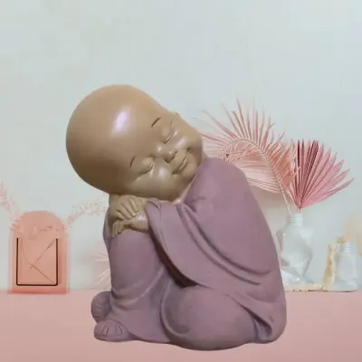 Boeddhabeeld met hoofd op de knie