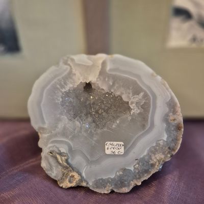 Blauwe calcedon geode - Voor innerlijke rust, communicatie &amp; creativiteit