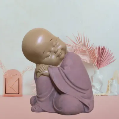 Boeddha beeld met hoofd op knie - roze beeldje voor rust, zachtheid &amp; decoratie