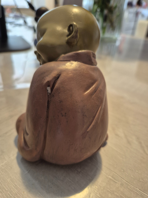 Boeddhabeeld met hoofd op de knie
