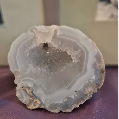 Blauwe calcedon geode - Voor innerlijke rust, communicatie &amp; creativiteit