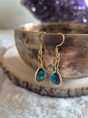 Oorbellen met blauwe glaskraal - licht &amp; uniek