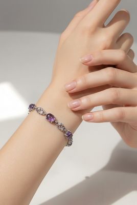 Amethist armband met sierlijke zilverkleurige details Amethist armband met sierlijke zilverkleurige details