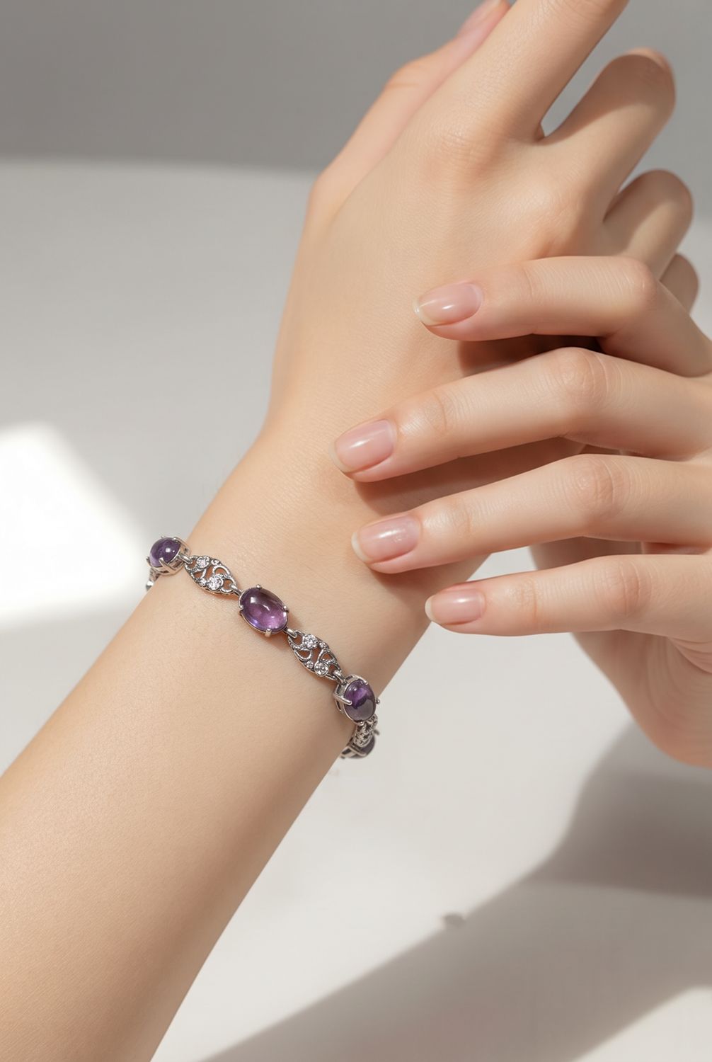 Amethist armband met sierlijke zilverkleurige details