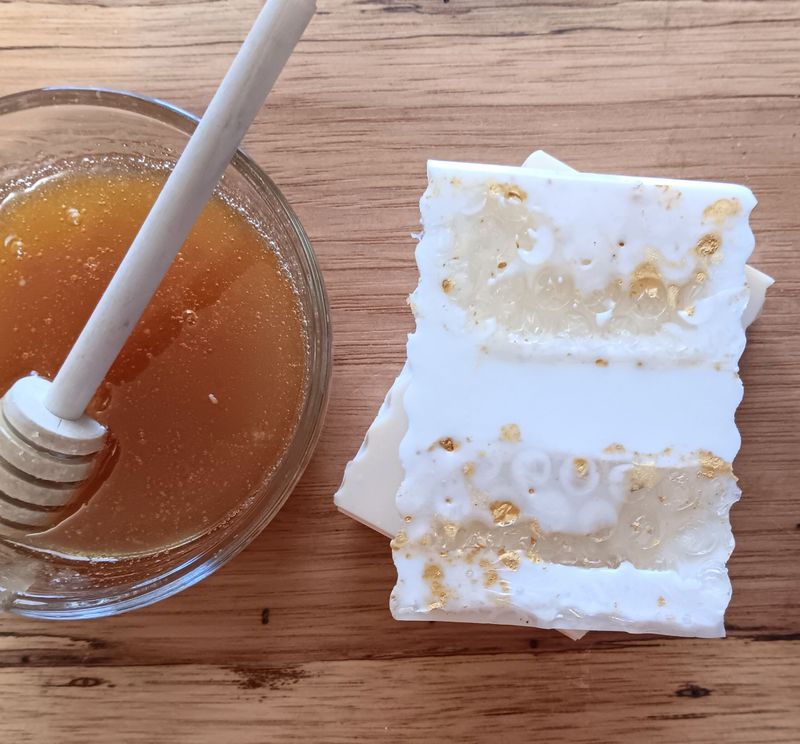 HONEY HIVE / chamomile, vanilla, jasmine, raw honey