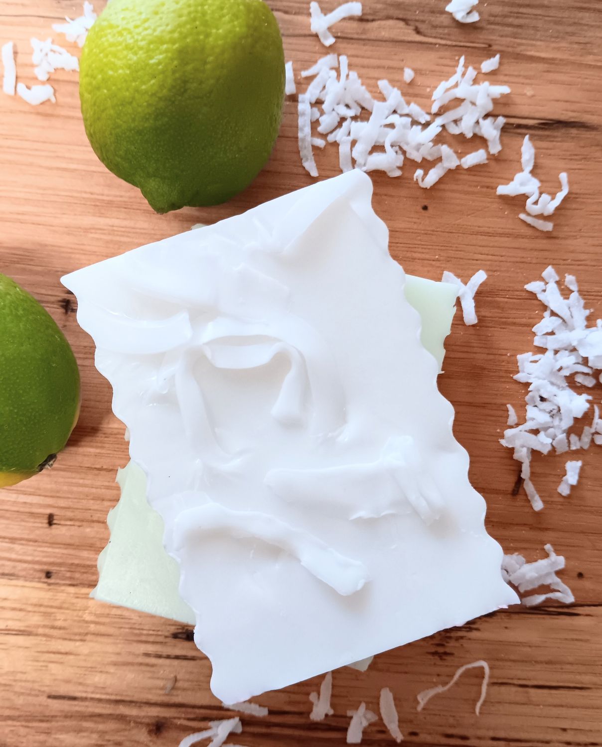 COCONUT LIME / lime, coconut oil, aloe vera oil.