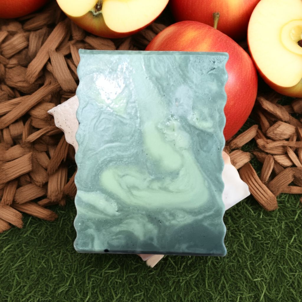 APPLE CIDER / apple, cedarwood, cinnamon