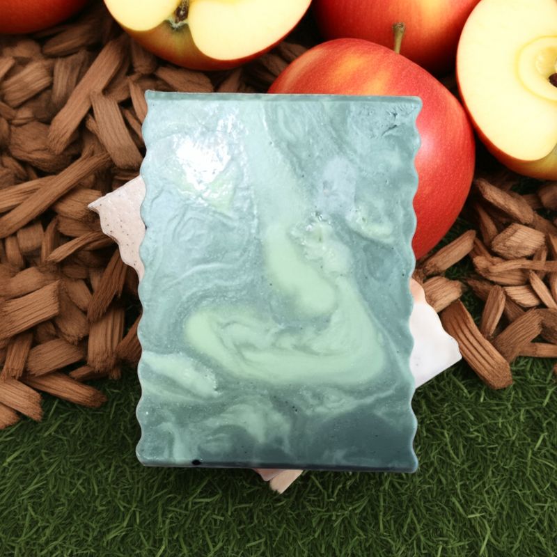 APPLE CIDER / apple, cedarwood, cinnamon