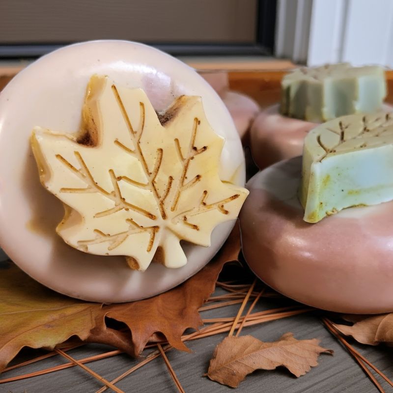 CRUNCHY LEAVES / pine needle, cedarwood, eucalyptus, frankincense.