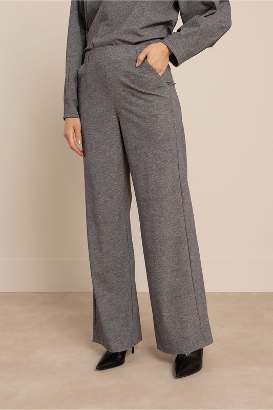 Model draagt de Studio Anneloes Lexie pantalon met wijde pijpen