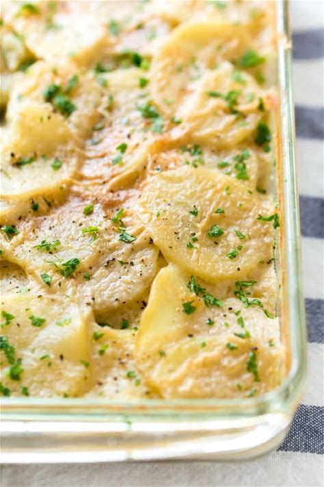 Dinner Tray- Scalloped Potatoes, Spiced Apples, Dinner Roll (V)