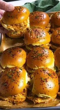 Dinner Tray-2 buffalo chicken sliders with white Cheddar Mac and Cheese