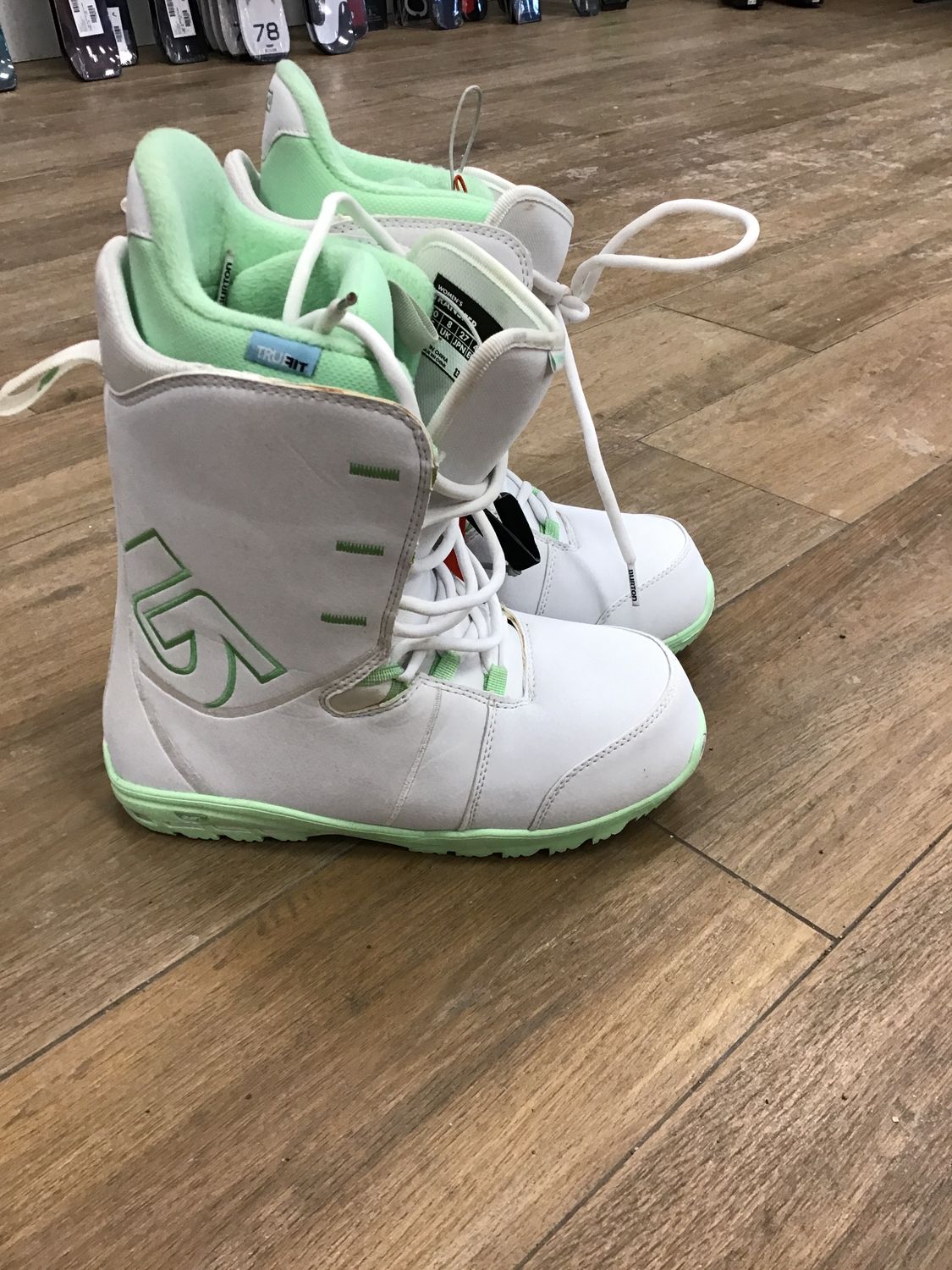 Used Burton 10 wm snowboard boots white