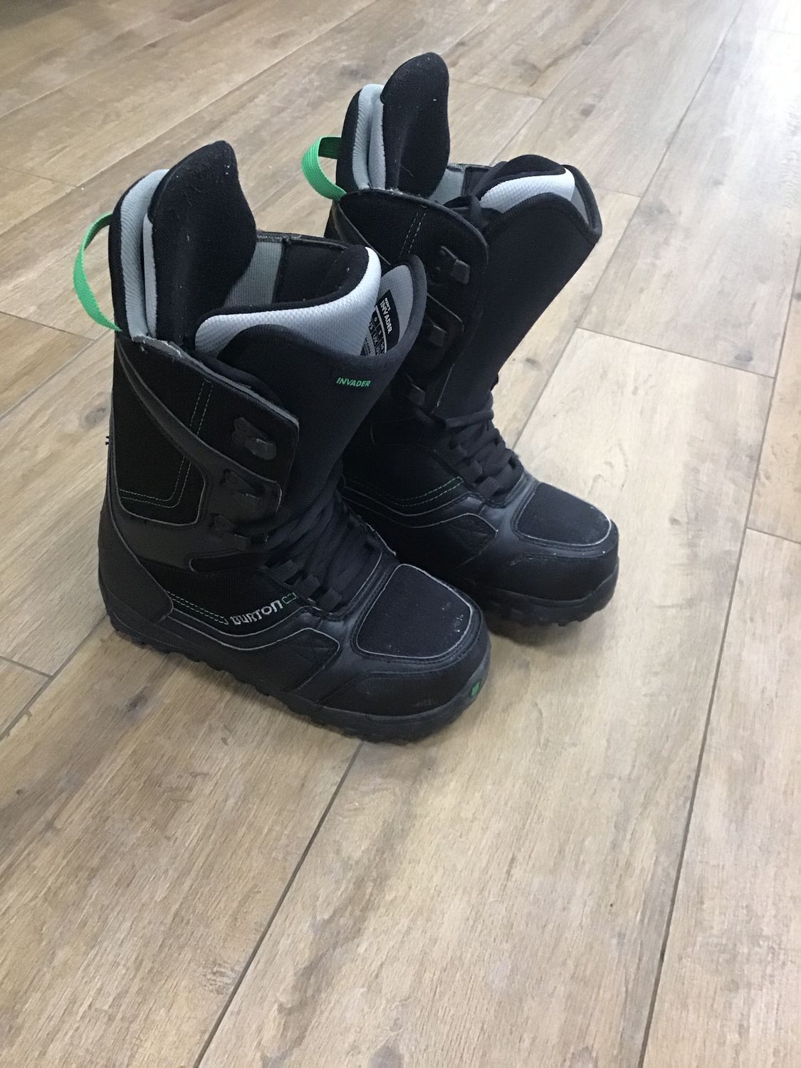 Used boot snowboard burton black size 6 invader
