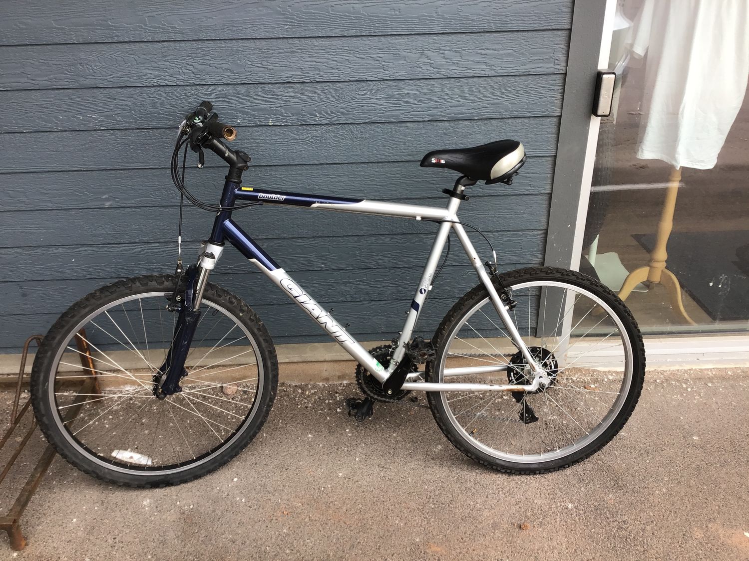 Used Giant Boulder Mtn Bike XL silver Blue