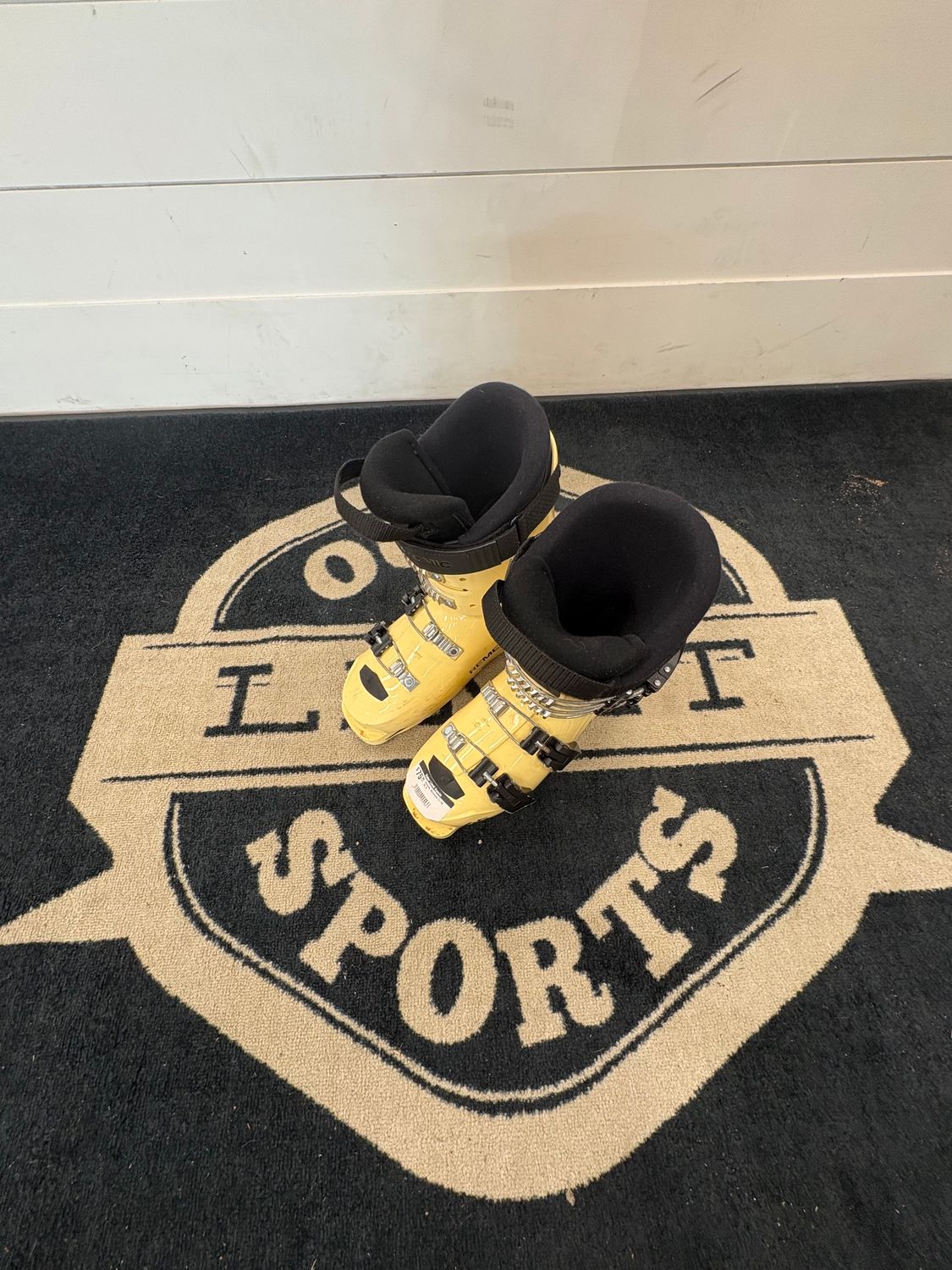 Used Atomic Remedy TJ 65 ski boots size 25.5