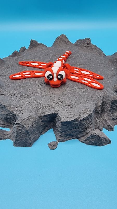 🧚‍♂️ Libellenfigur – Farbenfroher Flügelschlag in 3D